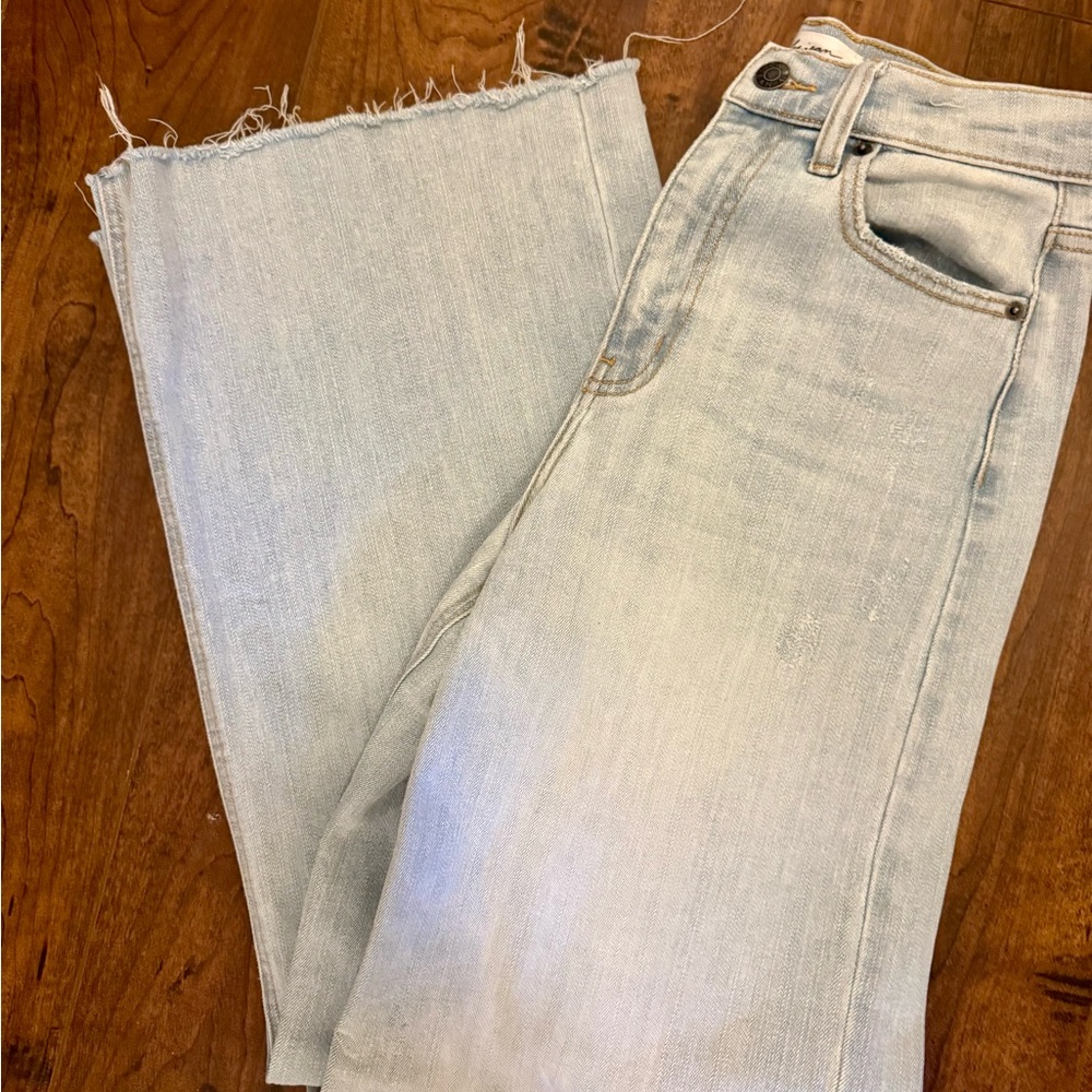 Carly Jean Los Angeles Light Wash Wide-Leg Hollands Jeans - Picture 2 of 6